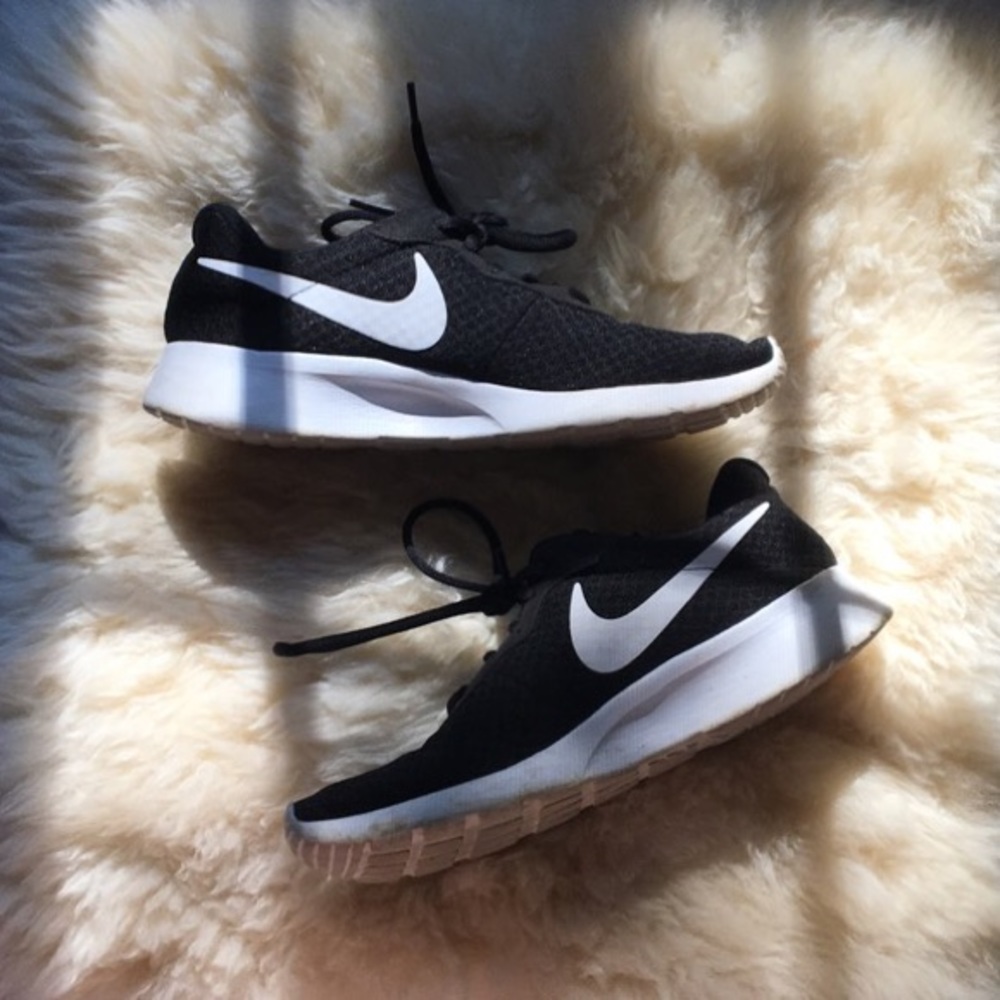 black tanjun women’s nike’s with white swoosh